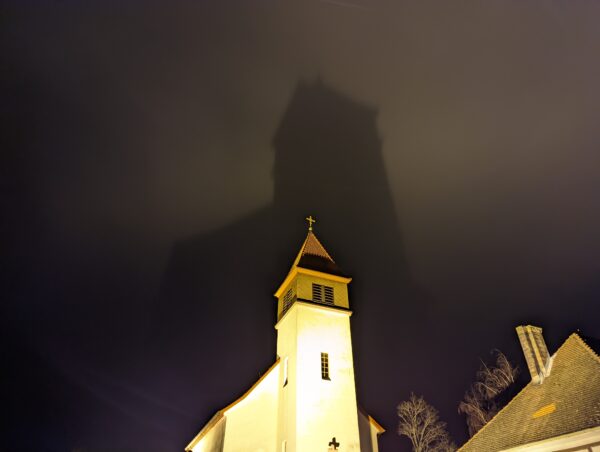 Schatten der evangelischen Kirche Herbstein